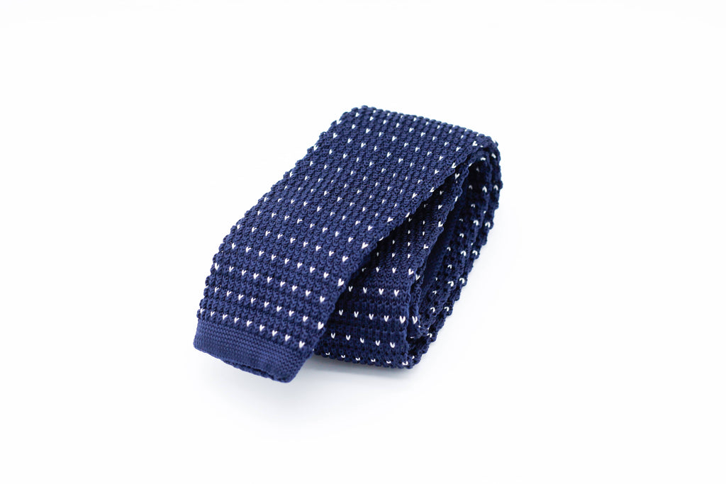 Cravate en tricot bleu