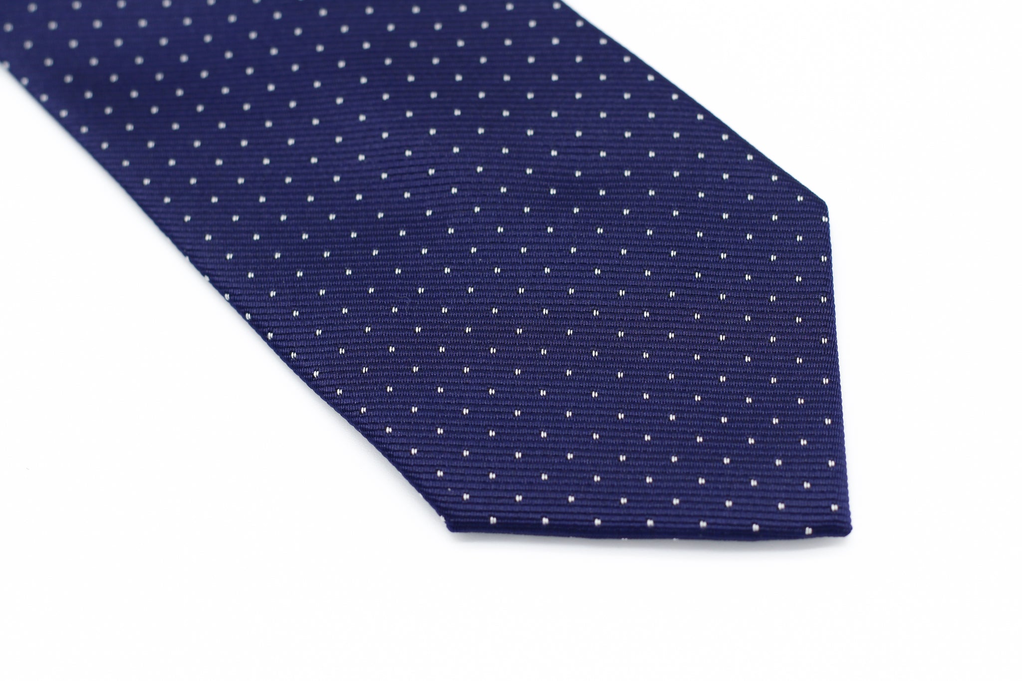 Cravate blanche à micro pois bleue