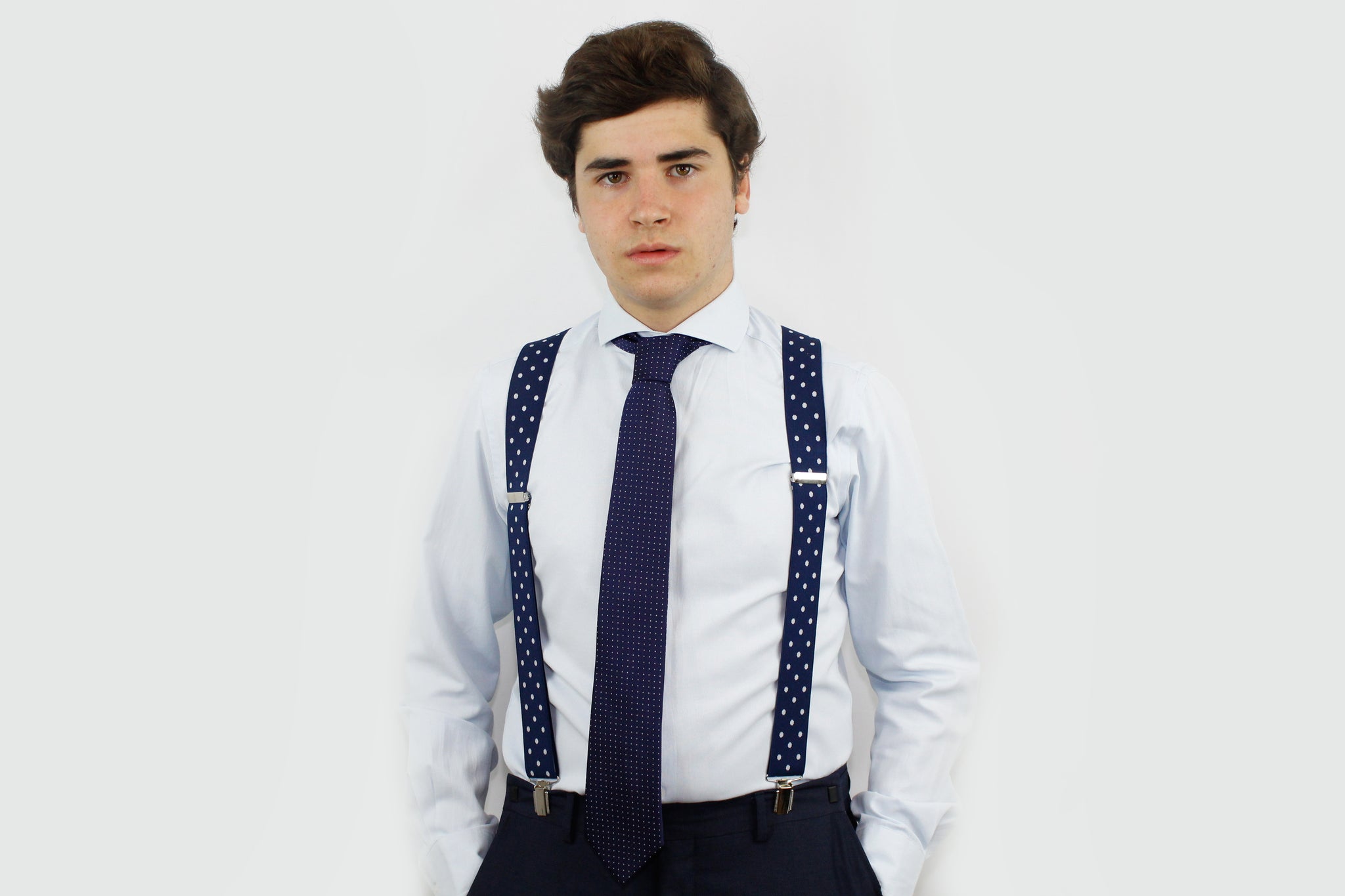 Cravate blanche à micro pois bleue